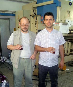 Главный инженер нашей компании Кучков А.Н. (слева) и инженер турецкой компании (справа)