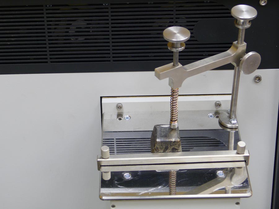 Предметный столик искрового спектрометра. Образец — отрицательно заряженный электрод