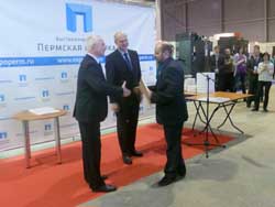 От компании "Промоптоэлектроника" диплом выставки получает главный инженер Кучков А.Н.